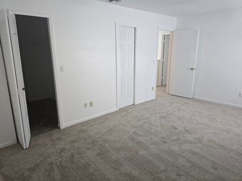 Building Photo - 708 SE 12th Ct