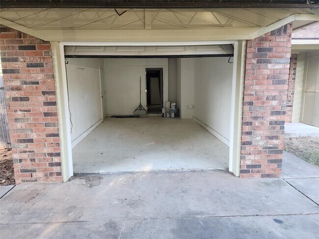 Building Photo - 807 S Jones Ln