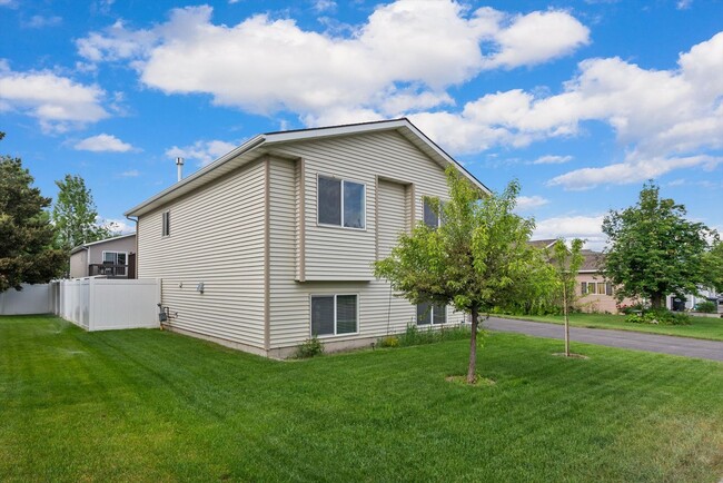 Building Photo - Amazing 3 Bedroom/2 Bath Bi-Level Home for Rent