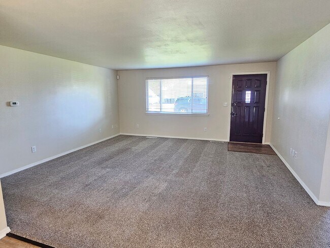 Building Photo - 3 Bedroom home in desirable neighborhood!