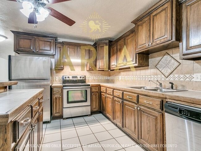 Building Photo - 2 bed/1.5 bath Norman Townhome Duplex - AV...
