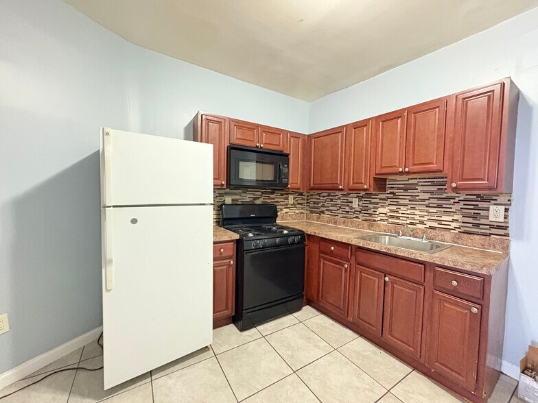 2L - 78 Stone St