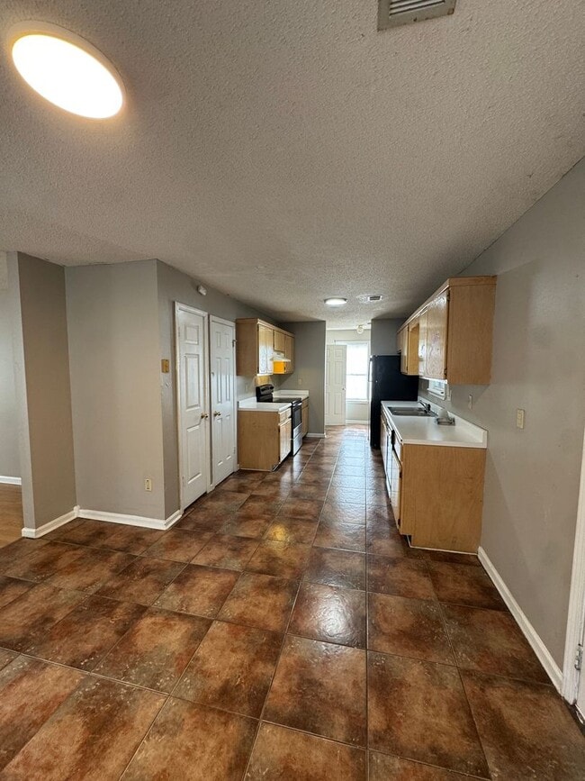 Building Photo - 3 Bed / 2 Bath off of South Caraway Available Now