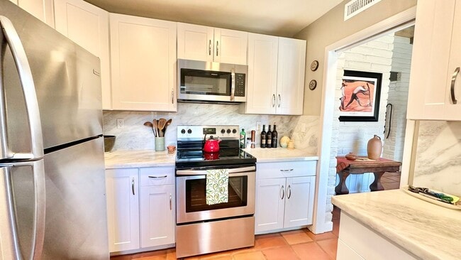 Building Photo - Beautifully Appointed & Fully Furnished, S...
