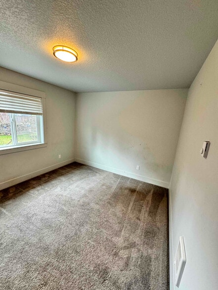 Building Photo - 304 Oak St