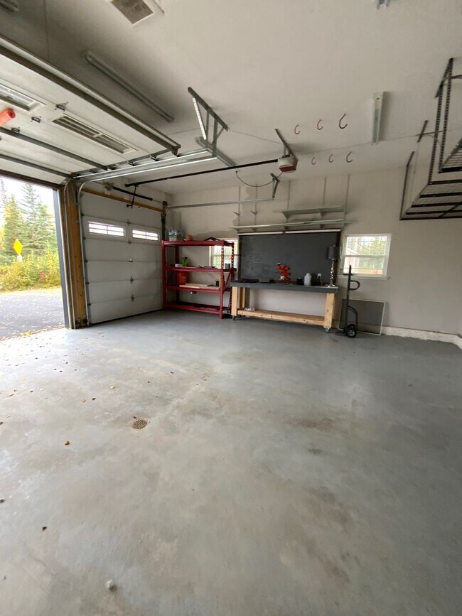 Building Photo - LONG TERM CUSTOM RANCH HOME