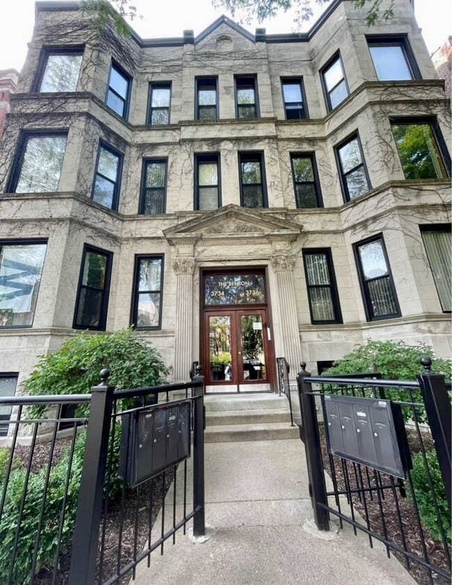 Building Photo - 3734 N Sheffield Ave