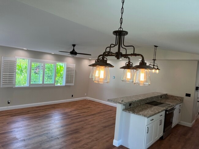 Building Photo - 16-2063-2063 Pearl Dr