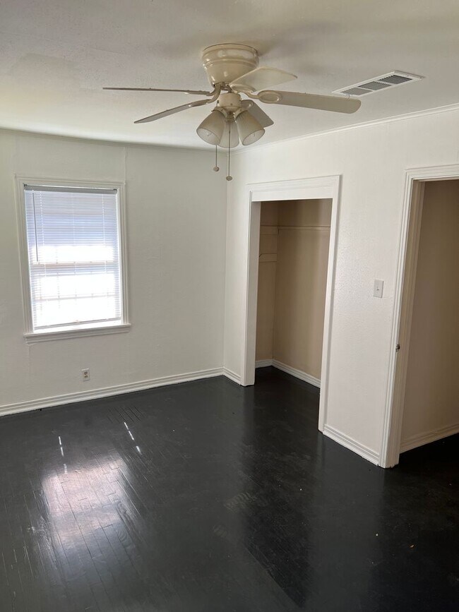 Building Photo - Large 3 bedroom, 2 bath with refrigerator!