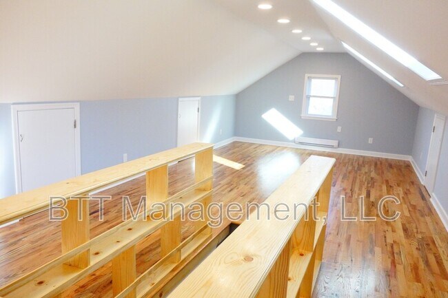 Building Photo - 907 Hudson Ave