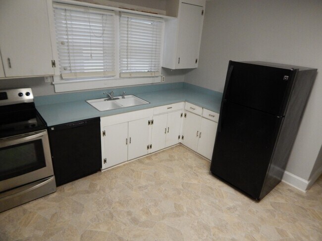Building Photo - Lower Level, 1 Bedroom Apartment Near Johnnie Mercer's Pier, Includes Utilities and Off Street Pa...