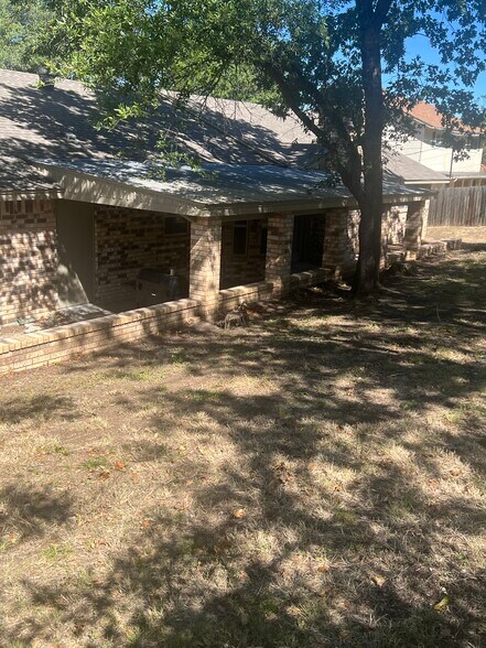 Building Photo - 827 Cliffside Dr