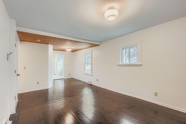 Building Photo - 475 Lawson Ave W