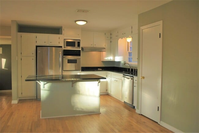 Building Photo - 1310 Coit St