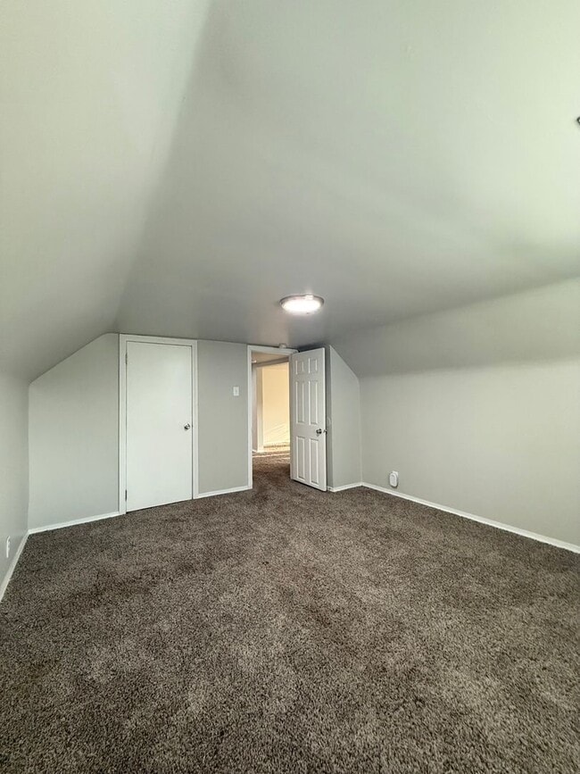 Building Photo - Spacious One Bedroom!