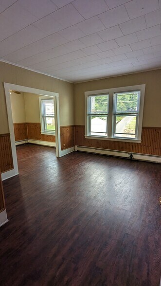 Large Living room - 237 Pleasant St