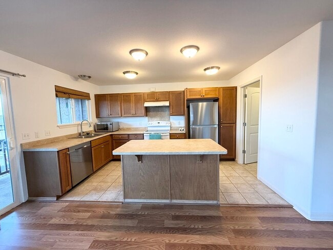 Building Photo - Available NOW – Beautiful Milo Court Townh...