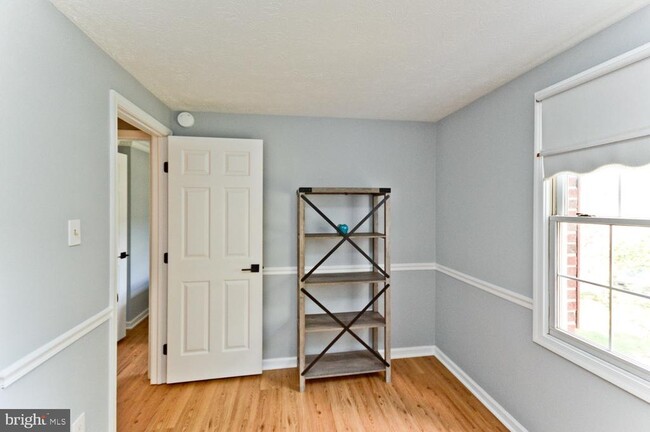 Building Photo - 9505 Baroness Ct
