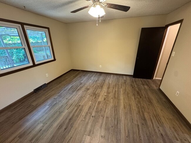 Building Photo - 3 bedroom 2 bath Springfield Home located ...