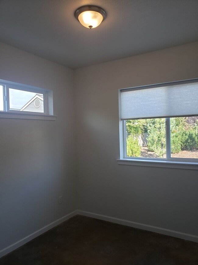 Building Photo - Newer 1 bedroom, 1 bath house in Ashland!!