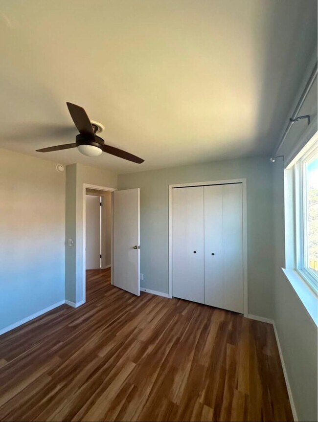 Building Photo - Spacious 5-Bedroom Home in D20! Walking Di...