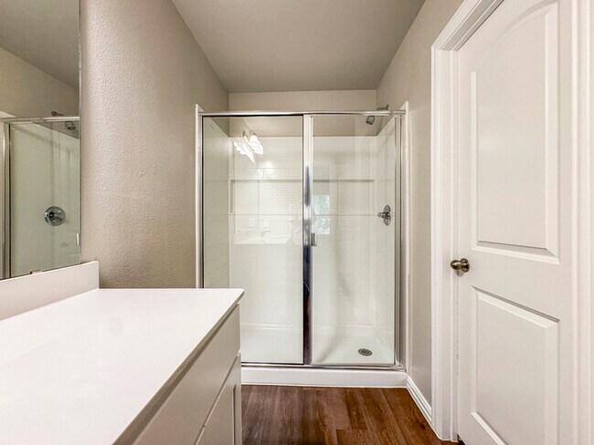 Building Photo - 2222 Echo Lake Dr