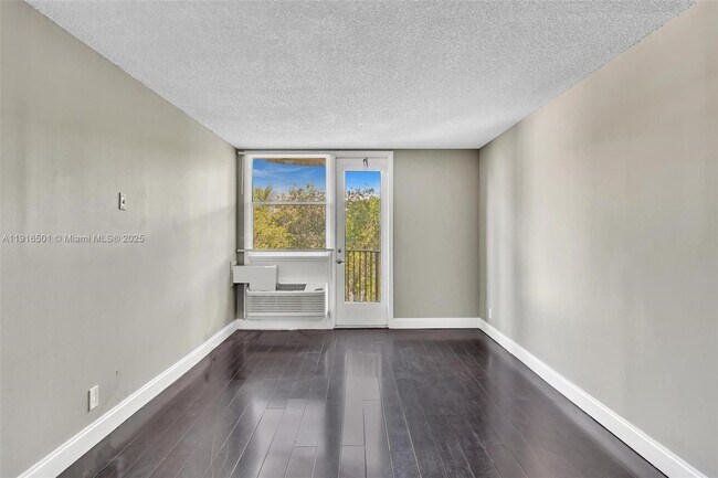 Building Photo - 2701 Riverside Dr