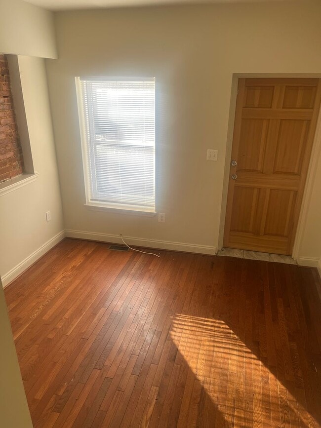 Building Photo - Commuter Friendly Beautiful Townhouse in Baltimore- Will go fast!