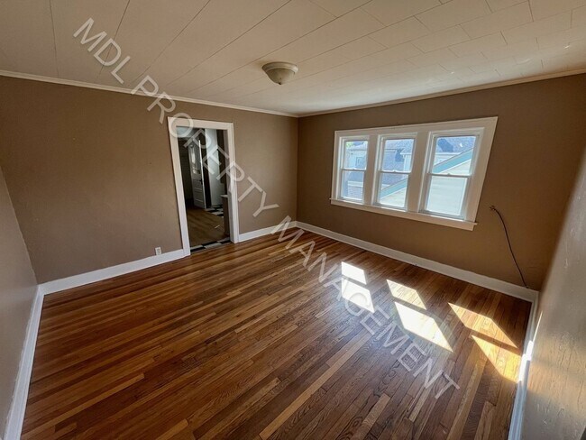 Building Photo - 2 Bedroom 1 Bath Apartment w/ Basement