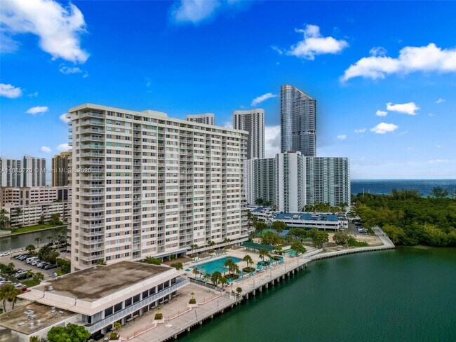 Building Photo - 300 Bayview Dr