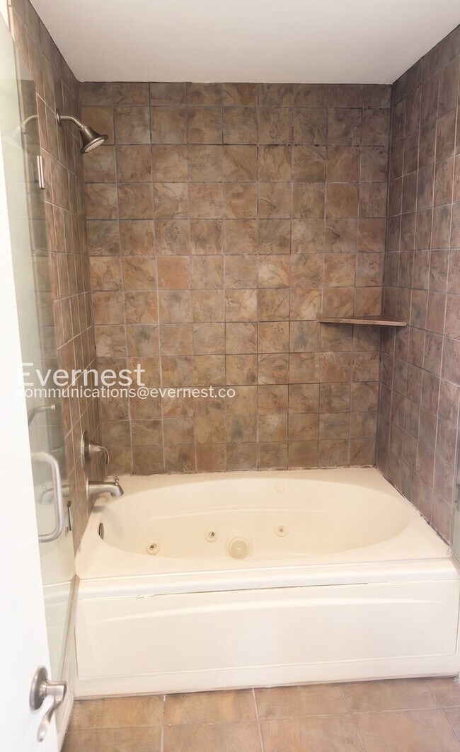 Building Photo - 3Bed/2Bath with Fenced Yard/ Available Now!