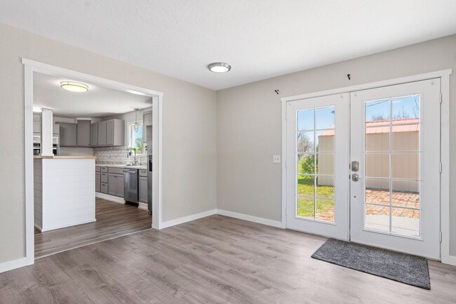 Building Photo - 5 Bedroom Home with Land in Hardin, MT FOR...