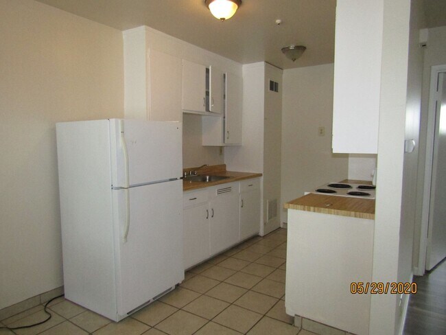 Building Photo - Cozy Updated One Bed One Bath Apartment Ne...