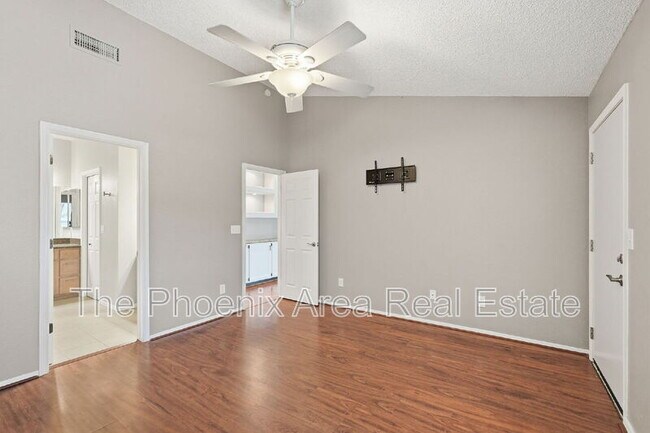 Building Photo - 4425 E Douglas Ave