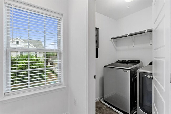 Building Photo - 11807 Frenchie Ln