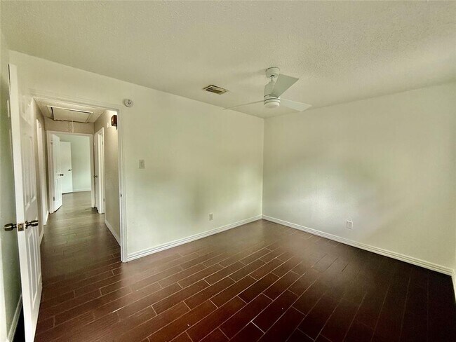 Building Photo - 8818 Fern Valley Dr