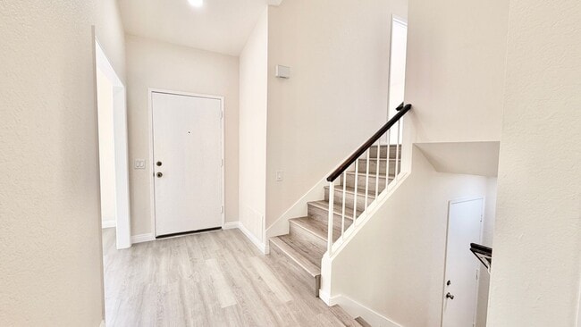 Building Photo - Wonderful Split-level Home with Spacious B...