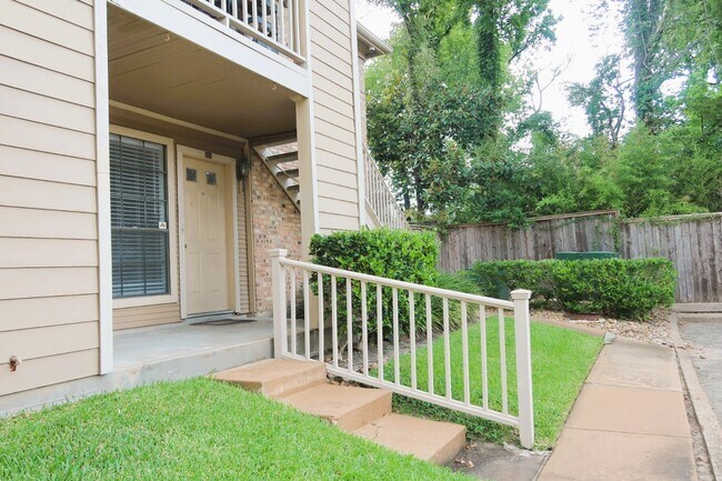 Building Photo - 1311 Antoine Dr