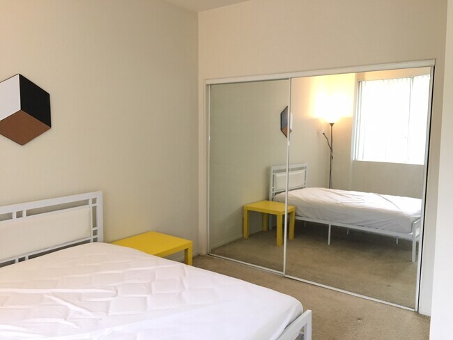 Building Photo - 1561 S Barrington Ave