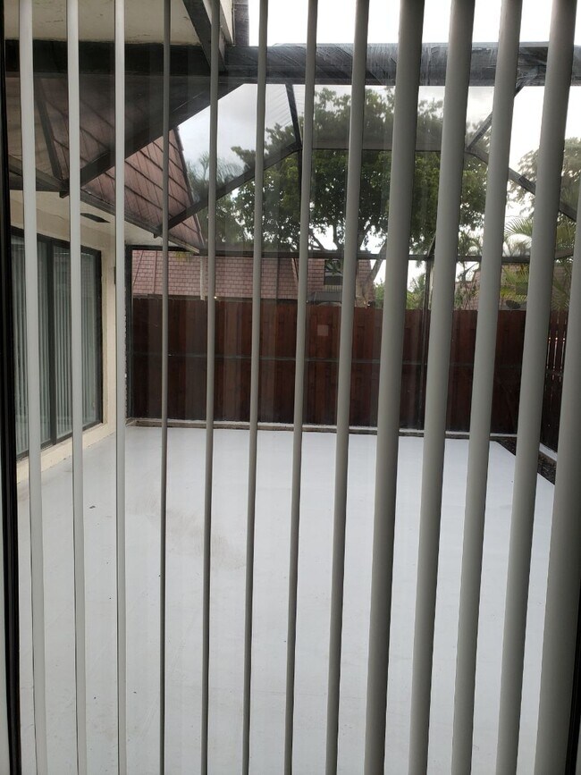 Large sliding glass doors to patio - 7594 Courtyard Run W