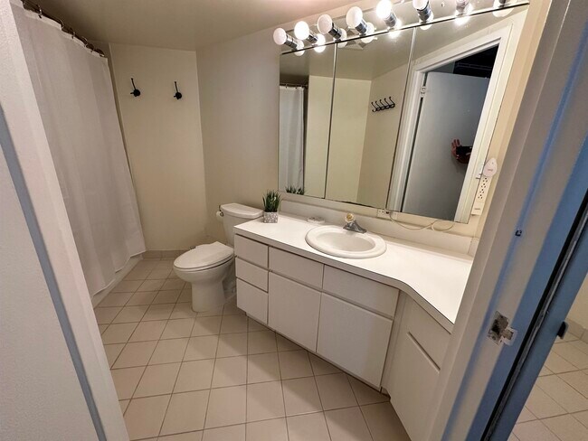 Building Photo - 200 Grand Cove Way