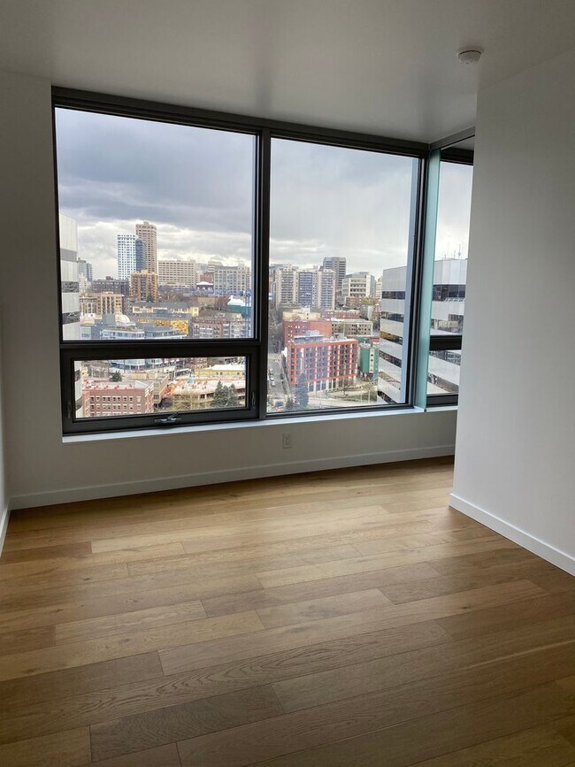 Building Photo - Nexus Condo 1B+1B+1 Den