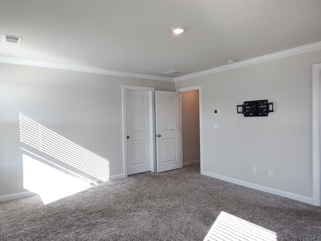 Building Photo - Beautiful 3 bedroom, 2.5 bathroom townhome in Belterra!