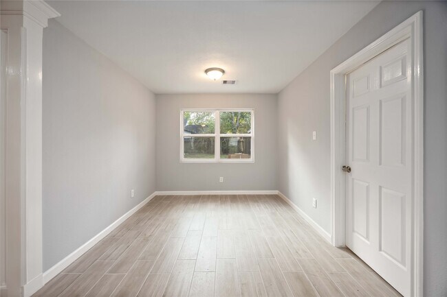 Building Photo - 3823 Fernglade Dr