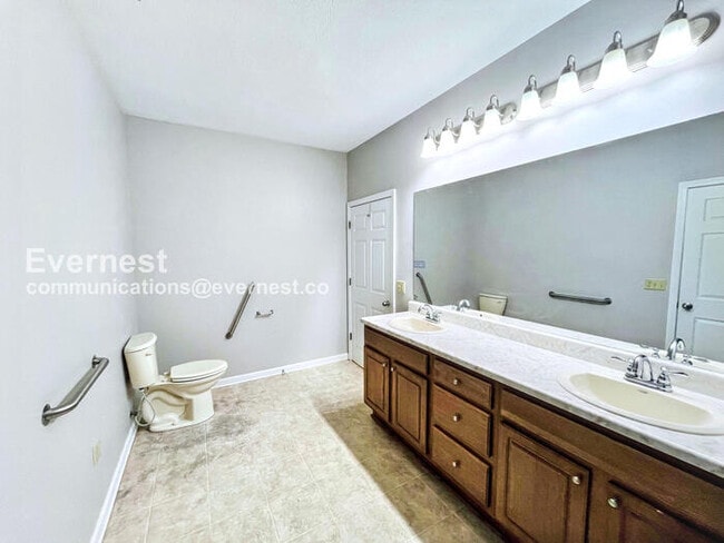 Building Photo - 4 Bed/2.5 Bath Home with Fenced Yard & Garage / Pet-Friendly / Available Now!