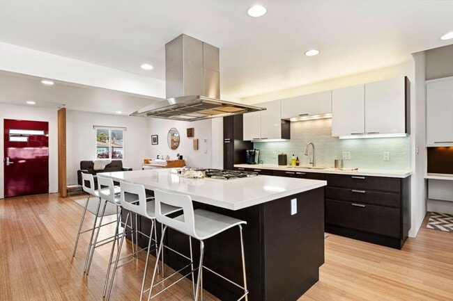 Building Photo - 796 Crespi Dr