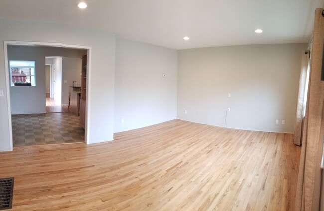 Building Photo - 5 bedrooms 2 baths close to campus and hug...