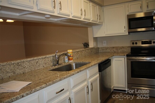 Building Photo - 19839 Henderson Rd