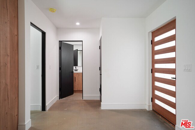 Building Photo - 6236 Sale Ave