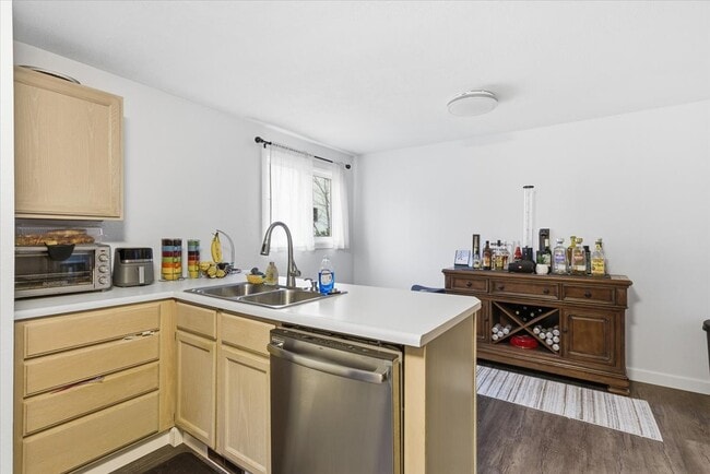 Building Photo - 401 Eastwood Dr